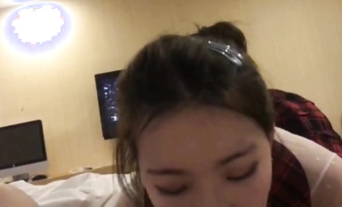 "Pasangan Taiwan Bocor" Seorang bos yang kurang ajar menakluki rakan sekerja perempuannya yang baru dengan zakarnya yang besar (1)