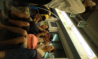 Tempat berkumpul untuk cantik menyapu jalan pejalan kaki pusat membeli-belah ke tahap yang melampau untuk membeli bahagian bawah skirt wanita muda dalam pelbagai gaya (26)