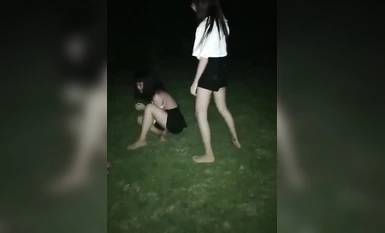 Girls in a fight at a technical school, another girl's eyes were swollen, and she was forced to strip naked.
