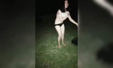 Girls in a fight at a technical school, another girl's eyes were swollen, and she was forced to strip naked.