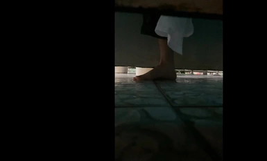 【精品TP】海邊隔板浴室偷窺各種小姐姐  撒尿沖涼換衣服！被發現還繼續拍 (7)