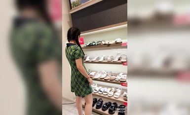 美女聚集地橫掃商場步行街極限抄底各種類型風格小姐姐裙底 (46)