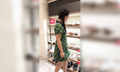美女聚集地橫掃商場步行街極限抄底各種類型風格小姐姐裙底 (46)