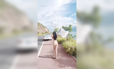 頂級露出藝術家『娜娜』最新瘋狂露出 無內大膽遊走在街頭 如入無人之境 各種在人前露出 真的吊 (2)