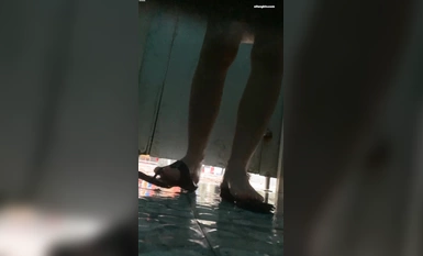 【精品TP】海邊隔板浴室偷窺各種小姐姐 撒尿沖涼換衣服！被發現還繼續拍 (11)