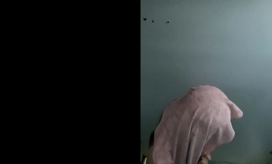 【精品TP】海邊隔板浴室偷窺各種小姐姐  撒尿沖涼換衣服！被發現還繼續拍 (12)