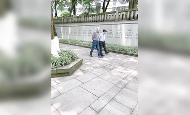 최고의 노출 아티스트 나나는 이제 최신 미친 노출을 과시하고 있습니다. 그녀는 마치 아무도없는 땅에있는 것처럼 길을 걸으며 사람들 앞에서 온갖 종류의 물건을 과시 할만큼 대담하고 정말 매달려 있습니다.