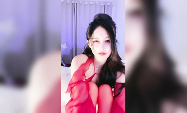 極品網紅美女奶油草莓！濃妝性感妖艷！一身紅裝紅絲襪，振動棒抽插無毛騷穴，快速猛捅好騷