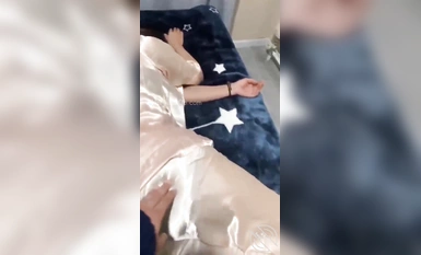 被海角社區荼毒的小哥走火入魔和媽媽亂倫  陪媽媽過生日紅酒果酒齊上陣醉奸媽媽+後續