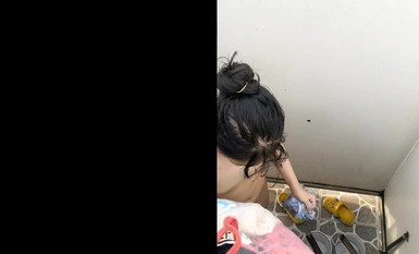 【精品TP】海邊隔板浴室偷窺各種小姐姐 撒尿沖涼換衣服！被發現還繼續拍 (22)