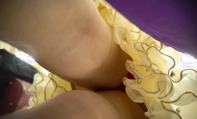 Tempat perhimpunan kecantikan menyapu jalan pejalan kaki pusat beli-belah ke pemburuan murah yang melampau, pelbagai gaya skirt wanita muda (48)