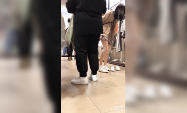 美女聚集地橫掃商場步行街極限抄底各種類型風格小姐姐裙底 (38)