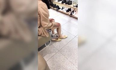 美女聚集地橫掃商場步行街極限抄底各種類型風格小姐姐裙底 (38)