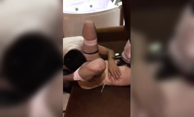 寝取られ天井 "Jゴッド "ベストプライベートショット 道端での寝取られ淫乱ビッチ、通行人をカーセックスに誘い、トラック運転手を誘惑するために身をさらす (2)