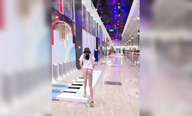 Ang nangungunang exposure artist na si "Nana" ay may pinakabagong nakakabaliw na exposure, matapang na naglalakad sa mga kalye na parang walang nasa gitna, inilalantad ang sarili sa harap ng iba (6)