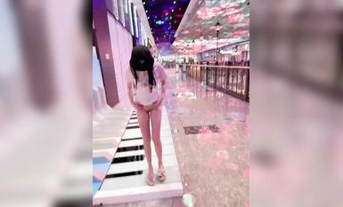 Ang nangungunang exposure artist na si "Nana" ay may pinakabagong nakakabaliw na exposure, matapang na naglalakad sa mga kalye na parang walang nasa gitna, inilalantad ang sarili sa harap ng iba (6)