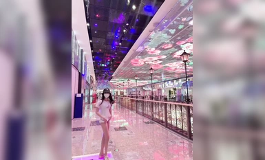 Ang nangungunang exposure artist na si "Nana" ay may pinakabagong nakakabaliw na exposure, matapang na naglalakad sa mga kalye na parang walang nasa gitna, inilalantad ang sarili sa harap ng iba (6)