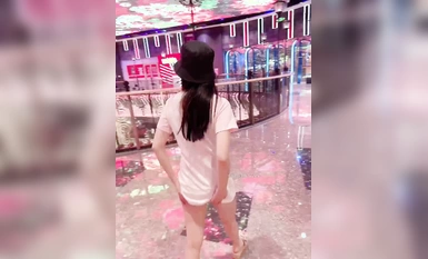 Ang nangungunang exposure artist na si "Nana" ay may pinakabagong nakakabaliw na exposure, matapang na naglalakad sa mga kalye na parang walang nasa gitna, inilalantad ang sarili sa harap ng iba (6)