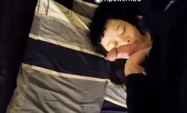 회사에 인턴으로 배정 된 선배 소녀는 신과 시간을 보낸 후 신에게 먹히는 데 성공하고 핥기 및 모든 종류의 흥분에 능숙합니다 (4).