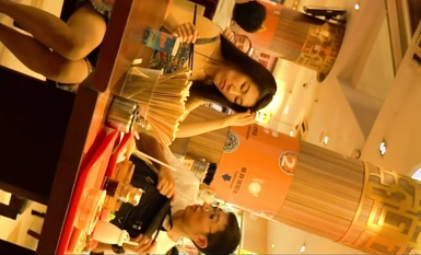 Tempat berkumpul untuk cantik menyapu melalui jalan-jalan pejalan kaki pusat membeli-belah untuk membeli bahagian bawah skirt kanak-kanak perempuan dalam pelbagai gaya (53)