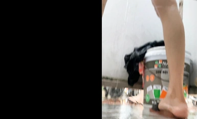 【精品TP】海邊隔板浴室偷窺各種小姐姐  撒尿沖涼換衣服！被發現還繼續拍 (2)