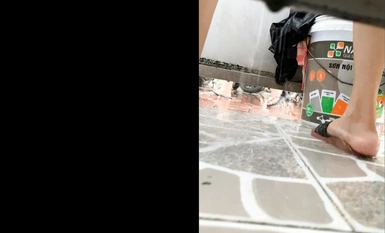 【精品TP】海邊隔板浴室偷窺各種小姐姐  撒尿沖涼換衣服！被發現還繼續拍 (2)