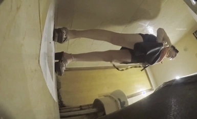 十一月最新私房偷拍大神『曉月原創』新作朋友聚會KTV廁拍04-小瓊+香菜妹妹 超清3K原版