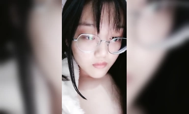 Gadis sekolah berkaca mata comel Jiang Jiangzai menunjukkan mukanya semasa mandi untuk menggodanya untuk rakan-rakan serigalanya untuk melihat betapa seksinya dia menggosok payudaranya yang seksi dan melancapkan payudaranya. tidak terlepas acara menarik i