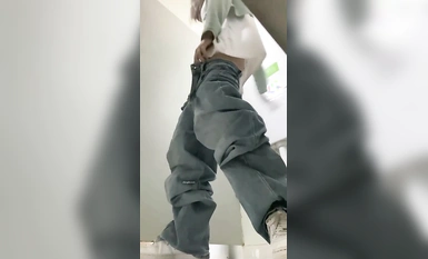 商場女廁近距離偷窺,多位美女的小肥鮑