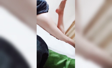 침을 맞고 있는 여성이 안마 침대에 누워 털이 많은 보지를 만지고 있어 옆으로 들어가 몸을 밀어 넣고 싶을 정도입니다.