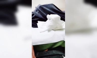 침을 맞고 있는 여성이 안마 침대에 누워 털이 많은 보지를 만지고 있어 옆으로 들어가 몸을 밀어 넣고 싶을 정도입니다.