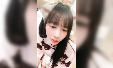 清純系天花板！極品美少女！情趣耳朵超甜美，炮友掏出屌足交，脫下睡褲掰穴，第一視角操無毛小穴