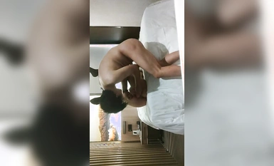 無情的屌丶】緊接肉感外圍騷女，埋頭舔騷逼好多水，跪地舔屌插嘴，懟著騷穴爆操