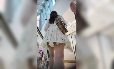 【精品CD】精選偷拍大神商城抄底 性感美女與年輕靚麗MM 內褲夾在F臀里P股部分透明的蕾S內爆毛