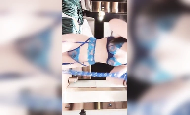 【青出於藍而勝於藍】前凸後翹，在校學妹，密碼房，大尺度騷播 ~