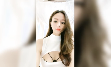 Ang pinakamagandang babae na may malalaking alon! Sexy na palda na nakakayakap sa paa! Sexy bukas na panty at itim na medyas, ang kanyang malaking puwit ay nakasakay sa isang dildo, at ang kanyang mataba puki ay seduced.