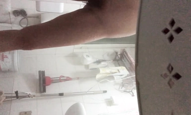 Noong Nobyembre, tapat na kinunan ng bagong trabaho ng bagong lihim na photography master na "Xiaoyue Original" ang kasintahan ng kanyang pinsan sa shower, matigas at mabilog ang kanyang mga suso, ang kanyang slim bewang, mabilog na puwitan, at 