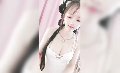 Wanita itu berpakaian dalam gaya antik! Persembahan yang jarang berlaku secara percuma! Keluarkan payudara dan uli mereka, masukkan dildo ke dalam lubang lemak, sapukan yogurt, dan bilas faraj dengan air di bilik mandi