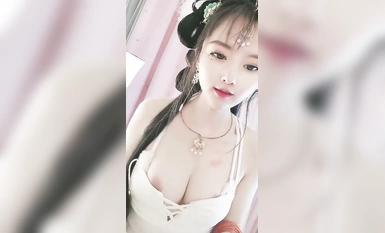 Wanita itu berpakaian dalam gaya antik! Persembahan yang jarang berlaku secara percuma! Keluarkan payudara dan uli mereka, masukkan dildo ke dalam lubang lemak, sapukan yogurt, dan bilas faraj dengan air di bilik mandi