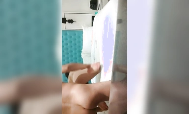 【無情的屌丶】約操外圍騷女，推到扒掉內褲舔逼，鏡頭前吃屌抬腿爆插，大白肥臀操的抖動