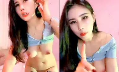 性感妖艳网红美女！解开内裤狂揉奶子！性感红唇无毛骚穴，翘起双腿掰穴，肥逼极度诱惑