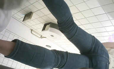 廁拍大神潛入購物商場 全景後拍女顧客尿尿牛仔褲短發美眉撅著屁股尿尿飛流直下三千尺