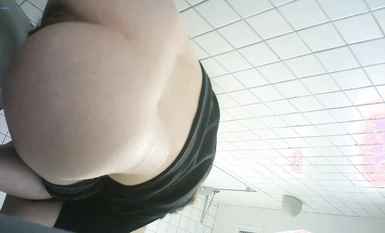 廁拍大神潛入購物商場 全景後拍女顧客尿尿牛仔褲短發美眉撅著屁股尿尿飛流直下三千尺