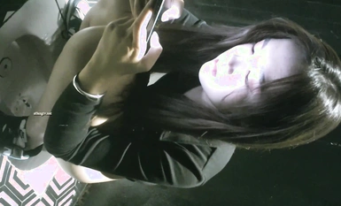 Wanita muda dengan senyuman manis itu sedang mencangkung di situ, merokok dan kencing senyap-senyap tanpa menghiraukan si B yang sedang bergambar.