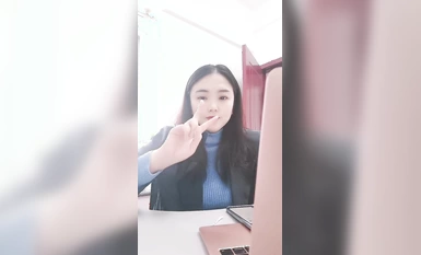 Bayi besar yang menawan itu juga ingin melakukan hubungan seks dengan rakan serigalanya semasa di tempat kerja Dia tidak tahan dengan rangsangan dan payudara besarnya yang menggoda itu bocor keluar dari depan mejanya faraj semasa pergi ke tandas.