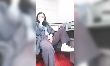 シフト上の魅力的な大きな赤ちゃんはまた、嫌がらせにオオカミの友人に同行したい、刺激はトイレでも力おしっこを再生するために乳をこすり表示したい、机のリーク魅惑的な巨乳を我慢できない