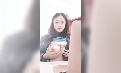 シフト上の魅力的な大きな赤ちゃんはまた、嫌がらせにオオカミの友人に同行したい、刺激はトイレでも力おしっこを再生するために乳をこすり表示したい、机のリーク魅惑的な巨乳を我慢できない