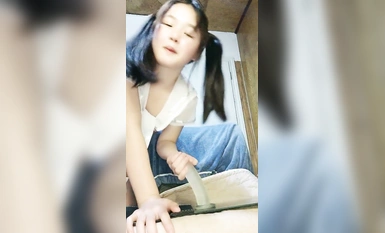 十八歲的小嫩妹全程露臉激情大秀直播，白絲情趣誘人的奶子，跟狼友互動撩騷精彩不斷，道具玩逼抽插摳穴噴水