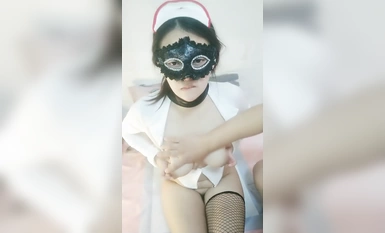 黑絲淫妻護士情趣黑絲誘惑，給大哥口交大雞巴壓在身下爆草抽插，讓大哥沖逼里尿尿洗逼，玩的有點變態啊刺激