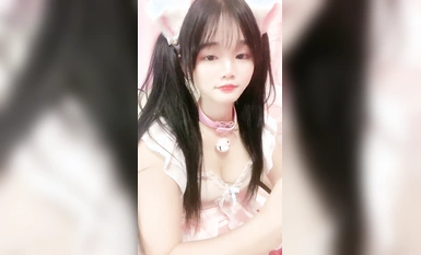 Tóc đuôi ngựa đôi dễ thương loli nhỏ! Đã lâu rồi tôi mới thể hiện! Cô ấy đang mặc một chiếc váy ngắn có tai mèo. Cô ấy cởi quần áo và cưỡi trên một chiếc dương vật giả. Nhìn cận cảnh, âm hộ của cô ấy bị xuyên thủng và nước rỉ ra ngoài.